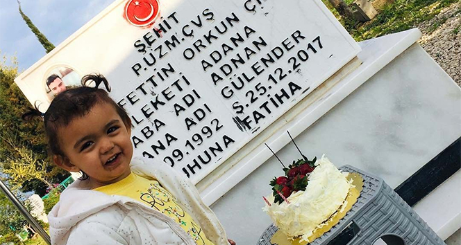 Şehit kızı doğum gününü babasının mezar başında kutladı