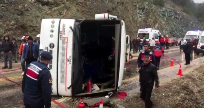Cenazeye giden otobüs yan yattı: 35 yaralı