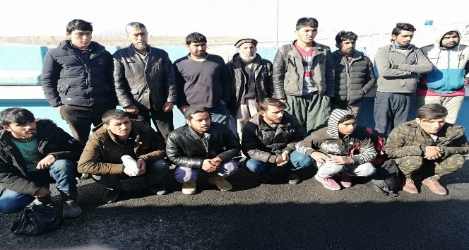 Yol uygulamasında 14 kaçak göçmen yakalandı
