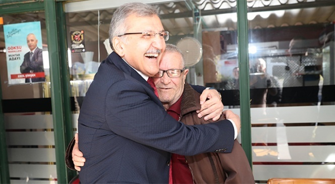 Murat Aydın oy isteyip “veririm” cevabını aldığı vatandaşa sımsıkı sarıldı