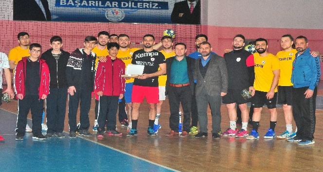 Öğrencilerden Yozgat Bozokspor’a tatlı ikramı