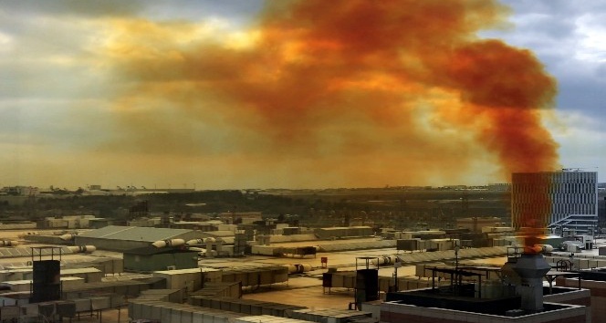 Kuyumcukent’ten yükselen sarı duman sosyal medyada &quot;çevre kirliliği&quot; tepkisine neden oldu