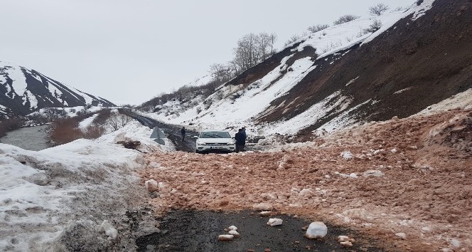 Karlıova-Yedisu yolu çığ nedeniyle kapandı