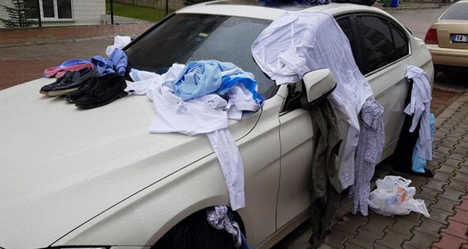 Eve gelmeyen eşinin eşyalarını arabasının üzerine boşalttı
