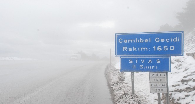 Tokat’ta yüksek kesimlere kar yağdı, sis etkili oldu