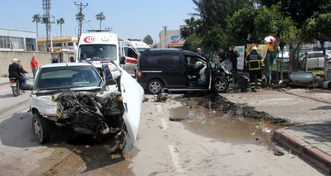 Adana&#039;da otomobil ile hafif ticari araç kafa kafaya çarpıştı: 3 yaralı