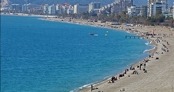 Antalya’da hafta sonu güneşi gören sahile koştu