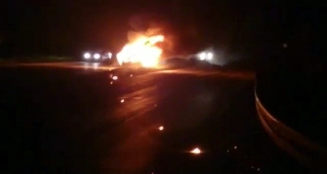 Hatay’da gece saatlerinde korkutan araç yangını