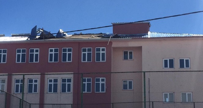 Fırtına bir okul ile çok sayıda çatıyı uçurdu