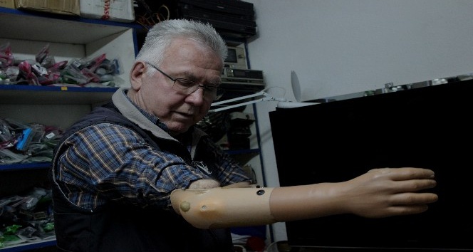 33 yıldır protez kolları ile televizyon tamir ediyor