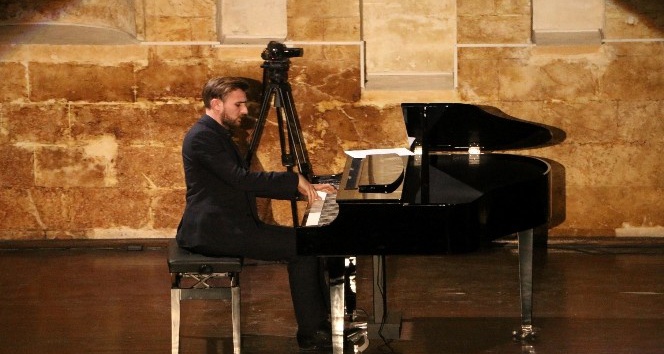 Ödüllü piyanist Tofig Shikhiyev ’Urfa Divanı’nı piyano ile icra etti
