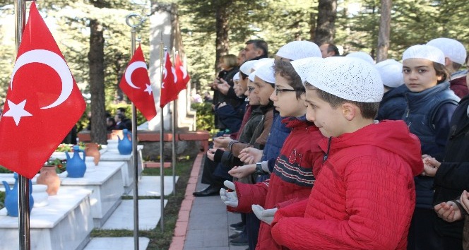 18 Mart’ta şehitler mezarları başında anıldı