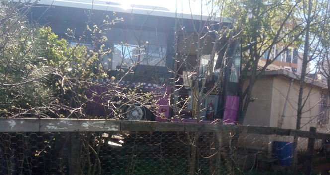 Direksiyon başında fenalaşan otobüs sürücüsü gecekonduya çarptı