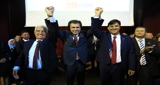 Muğla Büyükşehir Başkanı Gürün, Fethiye’de sloganlarla karşılandı