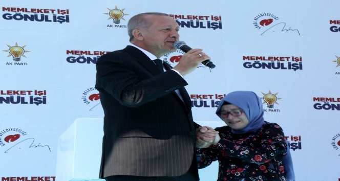 Cumhurbaşkanı Erdoğan, kendisine mektup yazan Şevval’le sahnede buluştu