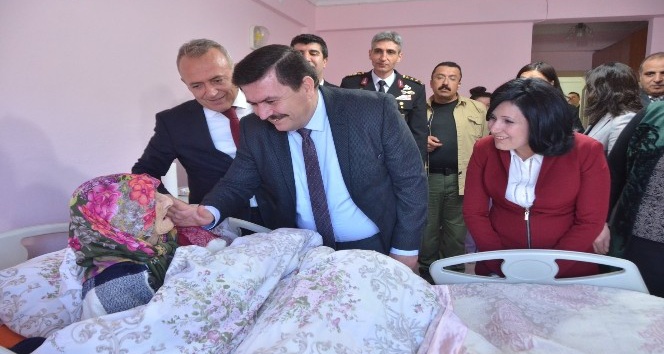 Vali Ali Arslantaş ve eşi Huzurevi sakinlerini ziyaret ettiler