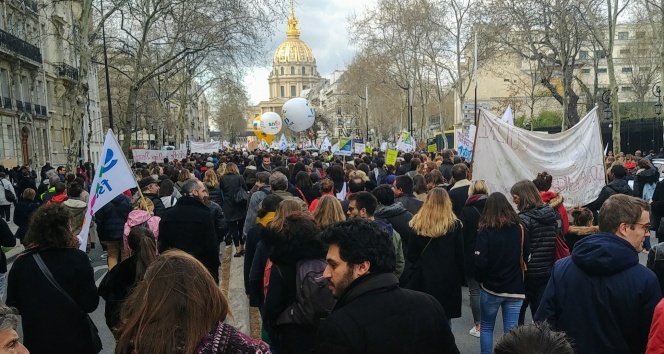 Fransa&#039;da öğretmenler eğitim yasa tasarılarını protesto etti