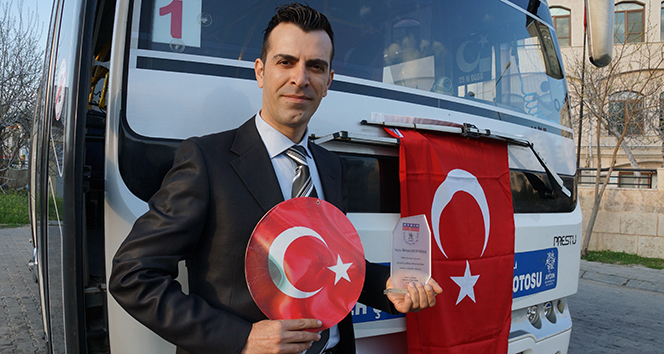 Trafikte aracını durduran şoför Türk Bayrağını yerde bırakmadı