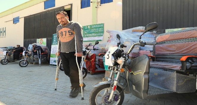 Suriyeli engellilere &quot;Tuk Tuk&quot; dağıtımı