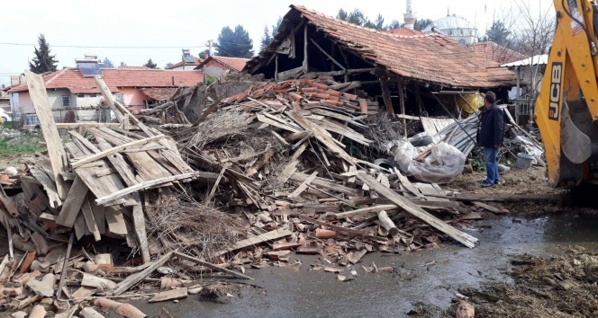 denizli valiligi depremde 30 ev yikildi