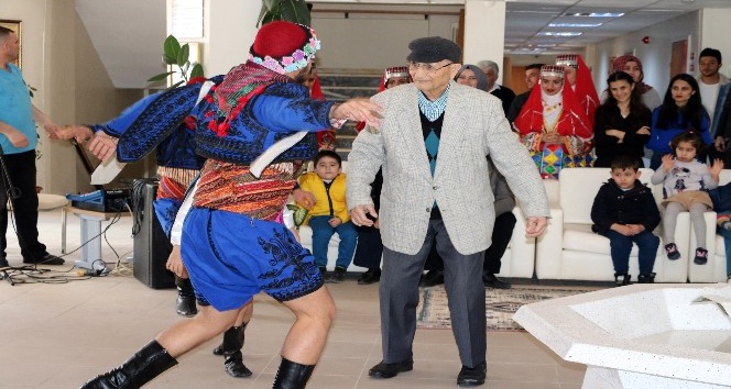 Öğrenciler huzurevi sakinlerini unutmadı