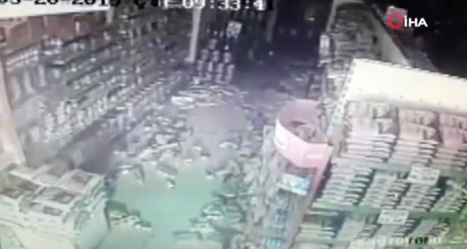 Deprem anı marketin güvenlik kameralarına yansıdı