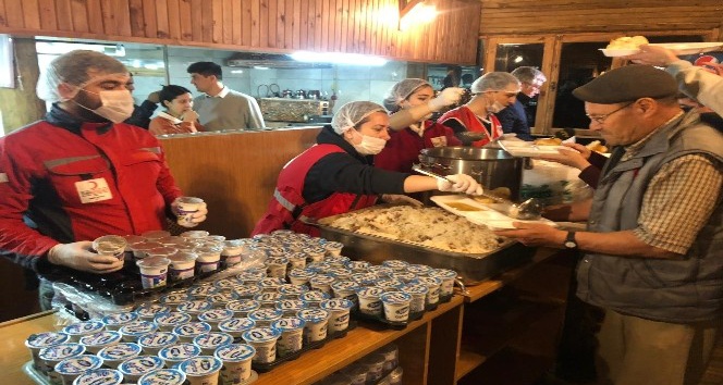 Kızılay deprem bölgesinde 2 bin kişiye yemek dağıttı