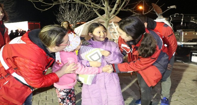 Acıpayam’da çocuklar Kızılay gönüllüleriyle depremi unuttu