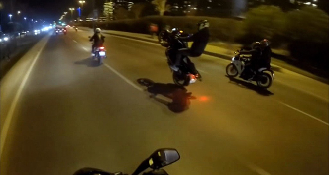 İstanbul’da motosikletli magandanın tek teker kazası kamerada