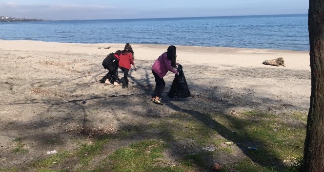Öğrenciler sahillerde çöp topladılar