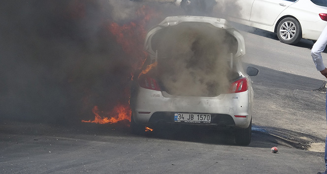 Seyir halindeki otomobil alev alev yandı  !