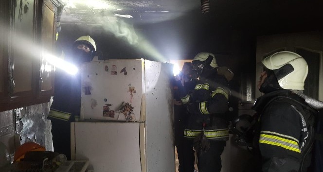 Buzdolabından çıkan yangında ev sahibi dumandan etkilendi