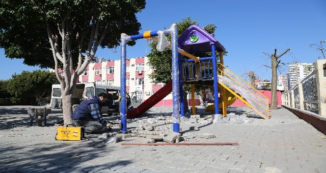 Erdemli Belediyesi’nden okullara oyun parkı desteği