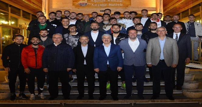 Vali Akın, Kırşehir Belediyesporlu futbolcularla bir araya geldi