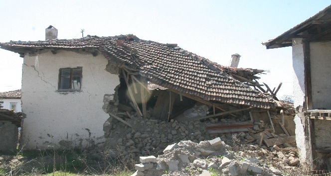 Deprem bölgesinde evi yıkılan vatandaşların eşya nöbeti devam ediyor