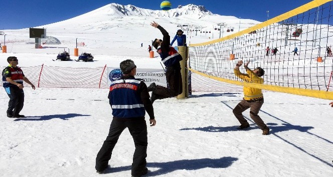 Kar voleybolu Erciyes’te halka yayılıyor