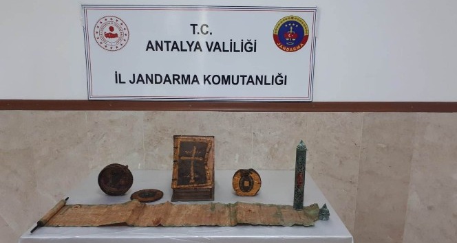 Antalya’da  altın işlemeli 1400 yıllık deri kitap ele geçirdi