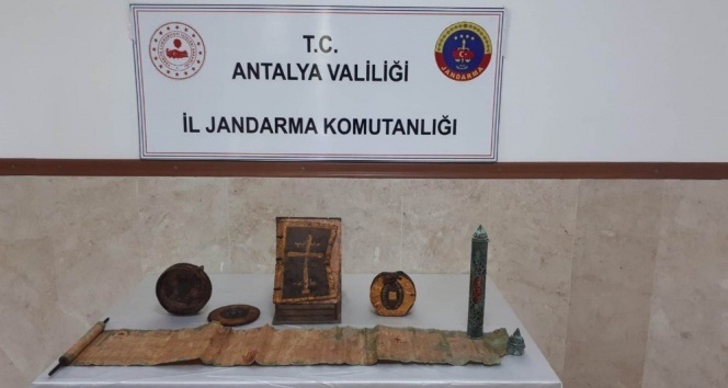 Antalya’da altın işlemeli 1400 yıllık kitaplar ele geçirildi