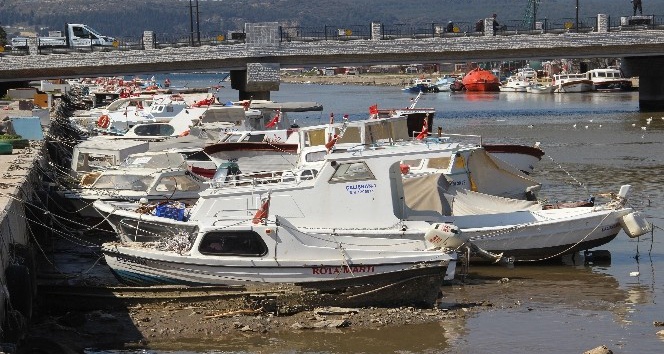 Çanakkale’de suların çekilmesiyle tekneler karaya oturdu