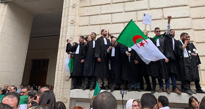 Cezayir’de hukukçular sokağa döküldü