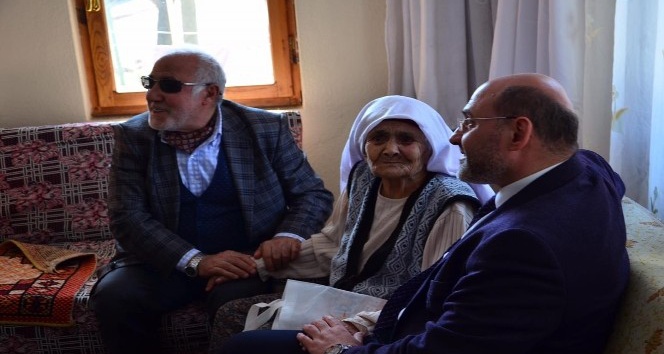 93 yaşındaki Ayşe Oral: &quot;Allah, Cumhurbaşkanımızı başımızdan eksik etmesin&quot;