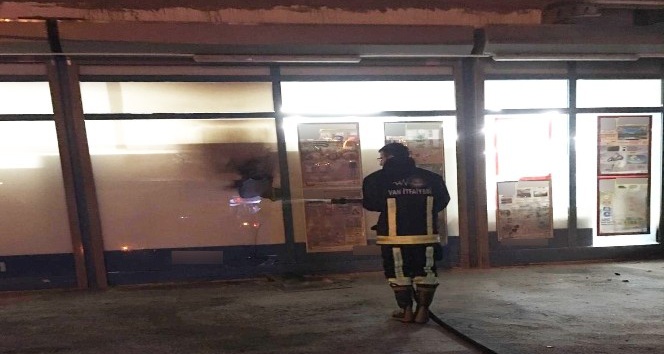 Van’da bir markete molotoflu ve ses bombalı saldırı