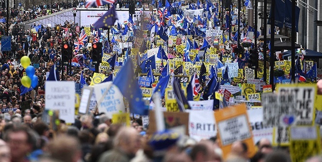 Brexit karşıtı 1 milyon İngiliz sokağa döküldü