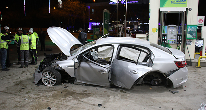 Ankara&#039;da alkollü sürücü benzinliğe girdi: 1’i ağır 4 yaralı