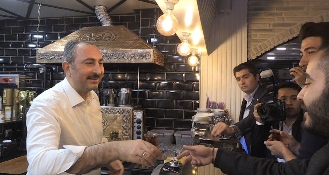Adalet Bakanı Gül, öğrencilere çay dağıttı