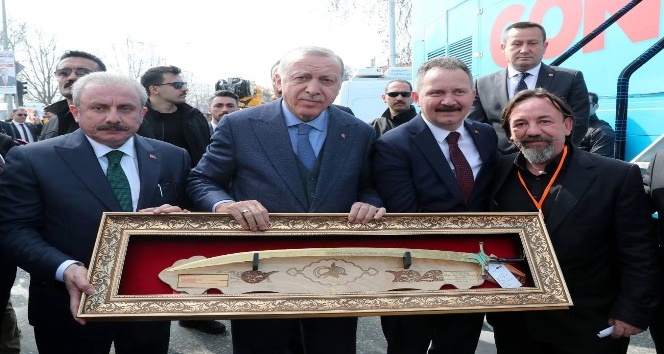 Burhaniyeli Tural, hazırladığı Kanuni kılıcını Cumhurbaşkanı Erdoğan’a hediye etti