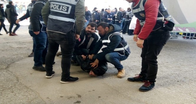 HDP mitinginde Öcalan lehine slogan atan 8 kişi gözaltına alındı