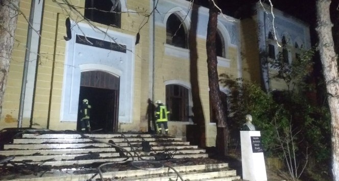 Denizli’de 91 yıllık tarihi okul binasında çıkan yangın söndürüldü