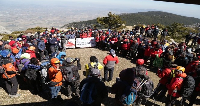 300 dağcı İsmet Ülkeli’yi Spil Dağı’na tırmanarak andı