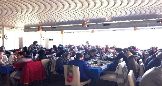 Burhaniye’de Halk Eğitim çalışanları ve kursiyerleri kahvaltıda buluştu